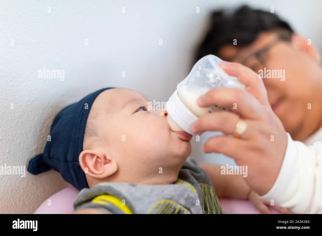 Vater Holding und sein Baby füttern. Kind ist 4 Monate alt Stockfoto