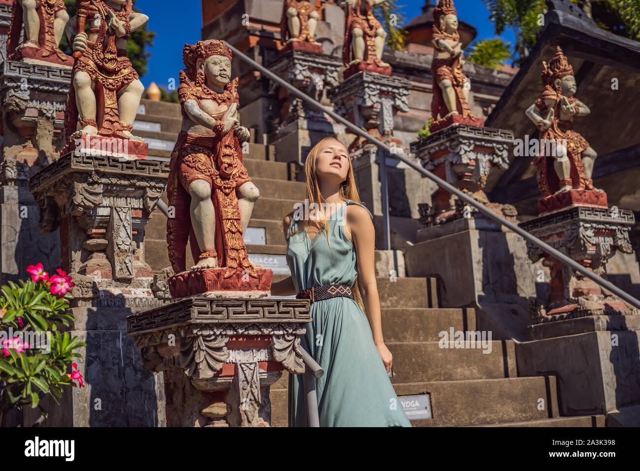 Junge Frau Tourist in budhist Tempel Brahmavihara-arama Banjar Bali, Indonesien Stockfoto