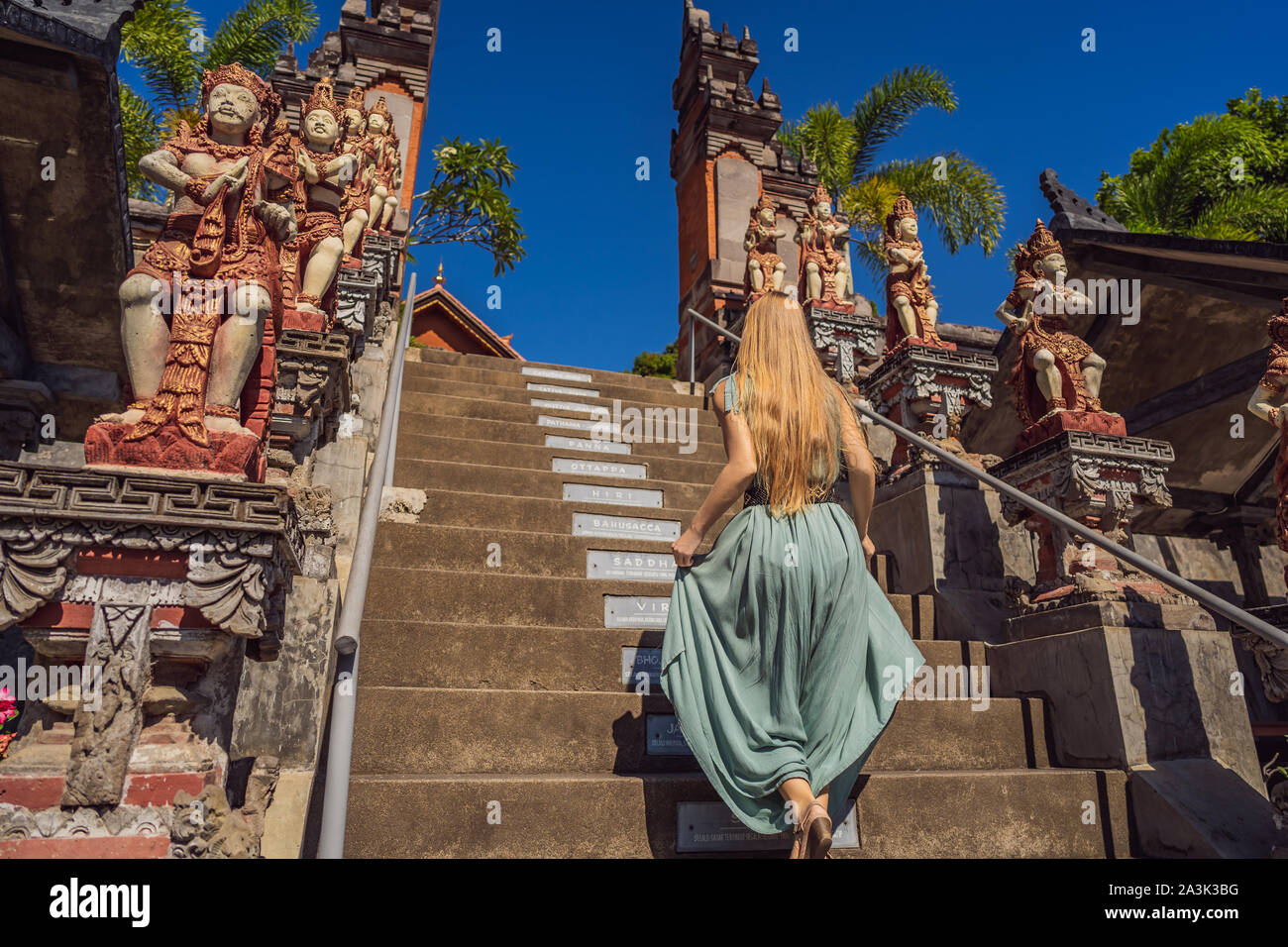 Junge Frau Tourist in budhist Tempel Brahmavihara-arama Banjar Bali, Indonesien Stockfoto