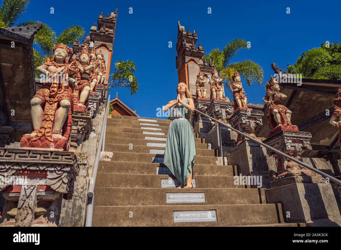 Junge Frau Tourist in budhist Tempel Brahmavihara-arama Banjar Bali, Indonesien Stockfoto