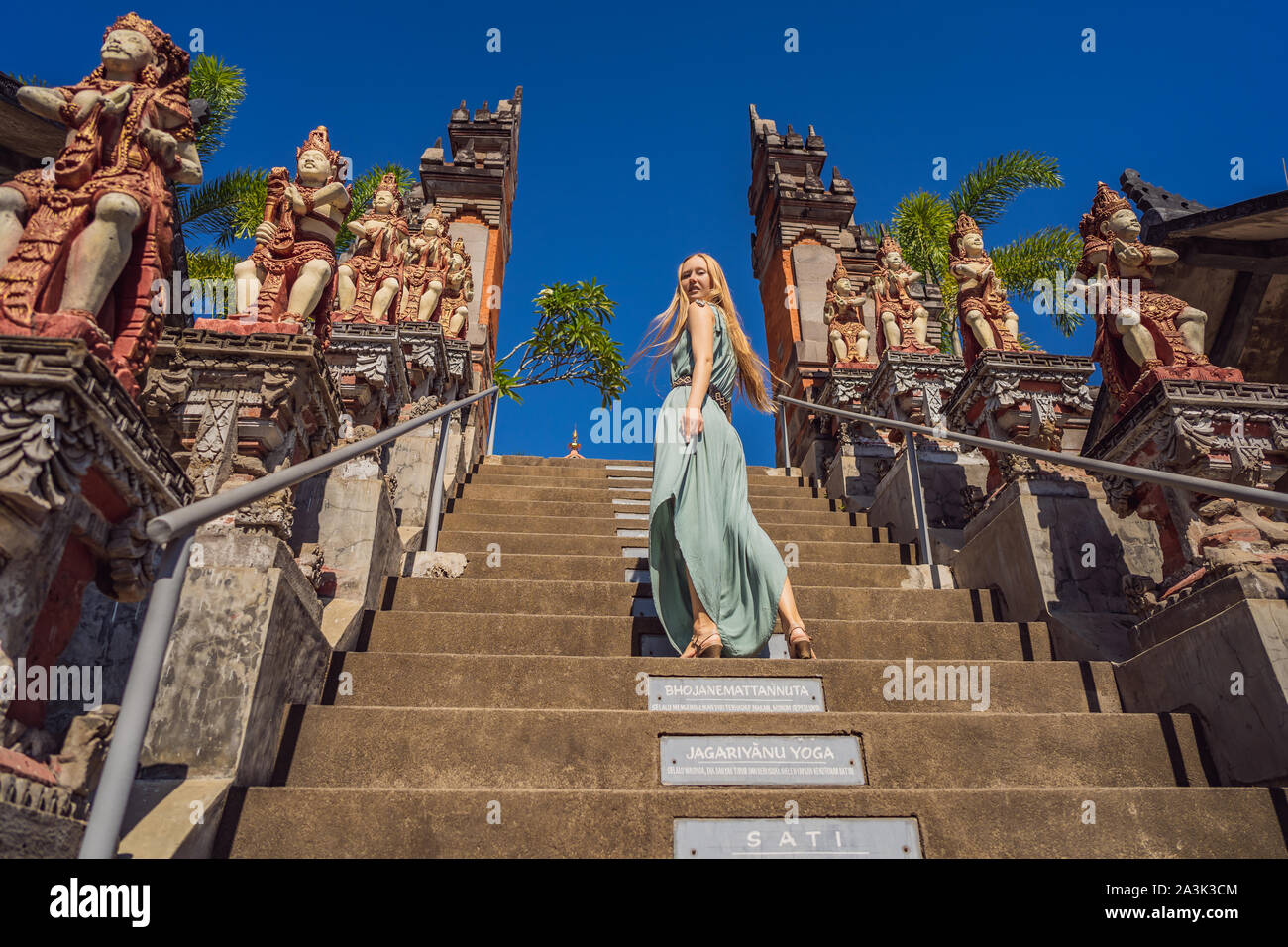 Junge Frau Tourist in budhist Tempel Brahmavihara-arama Banjar Bali, Indonesien Stockfoto
