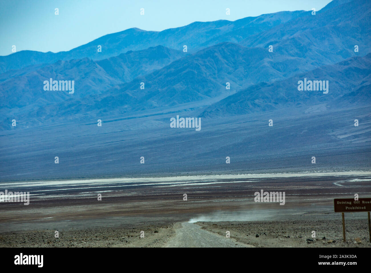 Staubwolke eines Autos auf einer Schotterpiste im Death Valley Nationalpark in Florida/USA Stockfoto