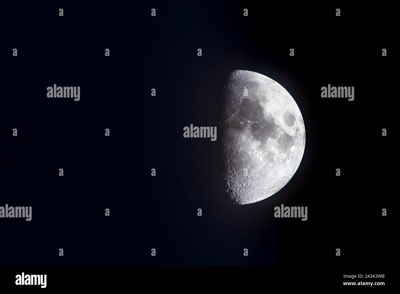 50 % Waxing Gibbous Mond; dunkler Hintergrund und Kopieren Raum Stockfoto