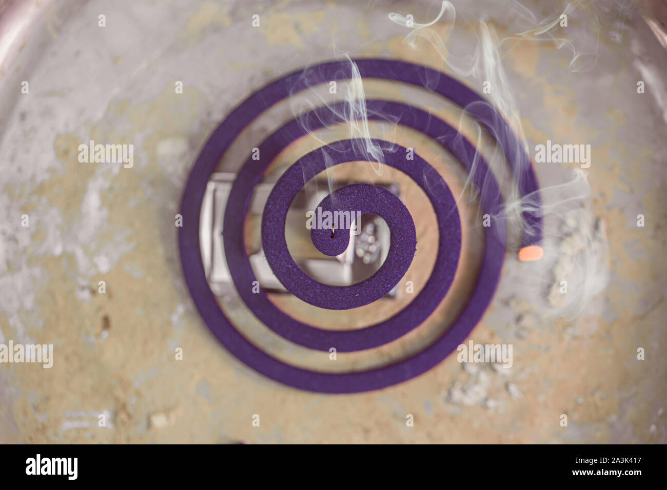 Mückenschutz räuchern Twist roll Feuer verbrennen Rauch Stockfoto