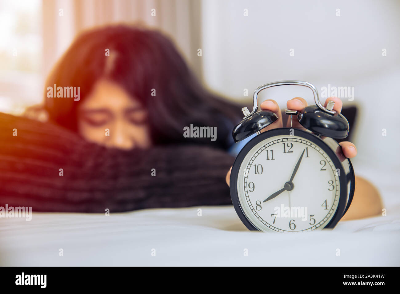 Sleepy faul Asiatischen jugendlich Mädchen noch im Bett aufwachen Ende Hand stumm Wecker morgen Zeit Stockfoto