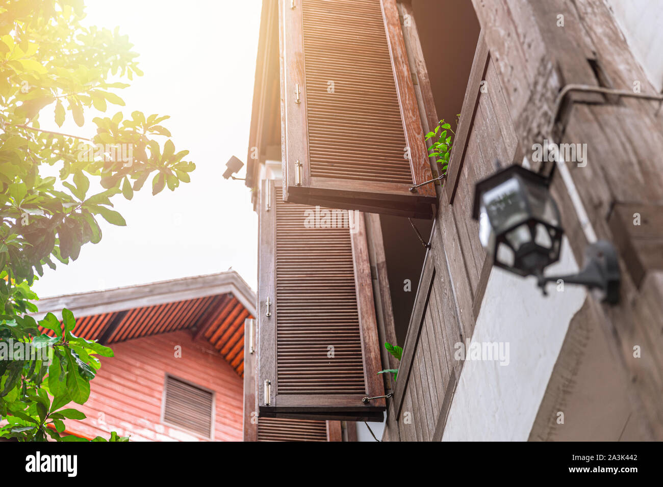 Eco home traditionelles asiatisches Holzhaus design Windows mit air flow wind Grill für Kühlung home im Sommer niedriger Stromverbrauch Stockfoto