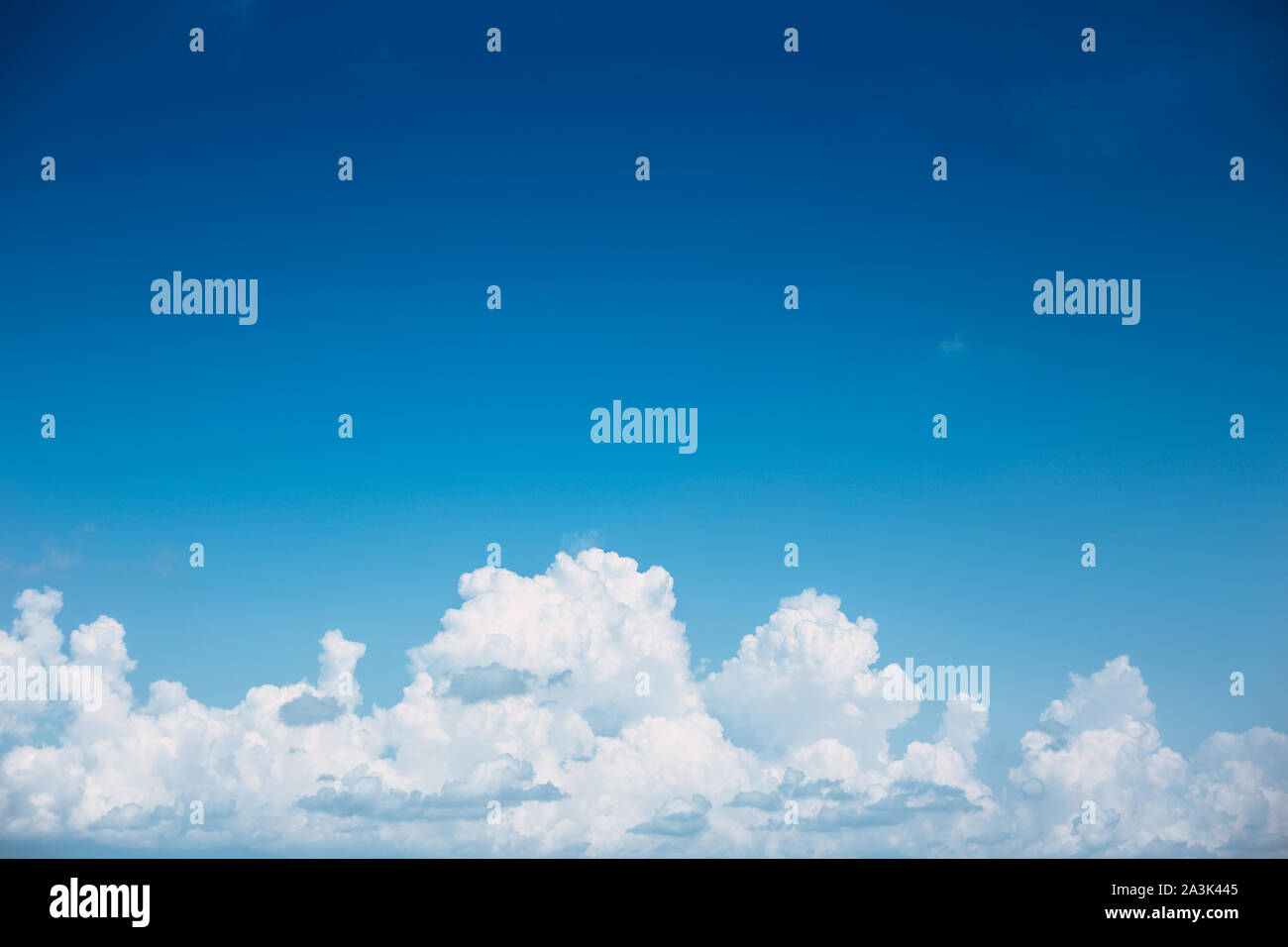 Blauer Himmel mit Wolken am Ende mit Platz für Text. Stockfoto