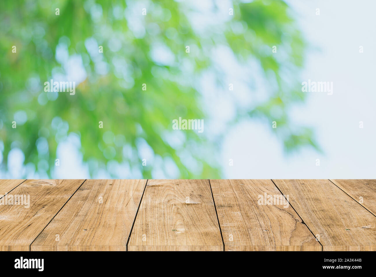 Grüne Natur sauberen, weißen mit Holztisch Vordergrund für Vorlage mock up display Produkte Hintergrund. Stockfoto
