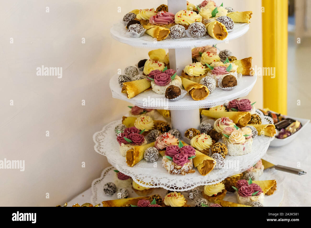 Ansicht der für eingerichtet Hochzeit Abendessen Candy Bar Tisch serviert mit verschiedenen süßen Leckereien Stockfoto