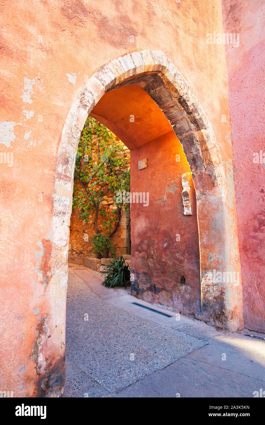 Ein torbogen in der Stadt von Roussillon, Provence, Frankreich Stockfoto