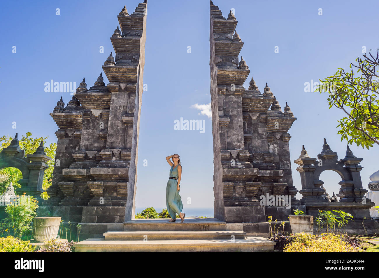 Junge Frau Tourist in budhist Tempel Brahmavihara-arama Banjar Bali, Indonesien Stockfoto