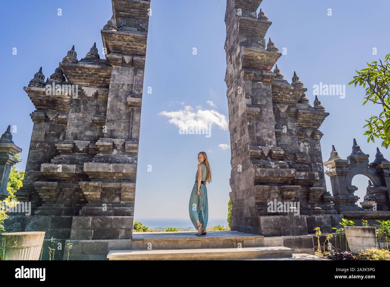 Junge Frau Tourist in budhist Tempel Brahmavihara-arama Banjar Bali, Indonesien Stockfoto