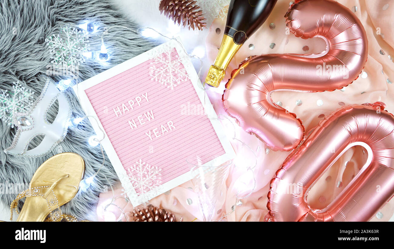 Frohes Neues Jahr hygge Stil flatlay mit Rose Gold Ballons und schreiben Board. Stockfoto