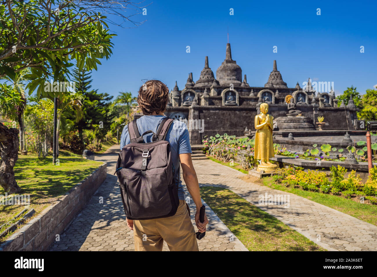 Junger Mann Tourist in budhist Tempel Brahmavihara-arama Banjar Bali, Indonesien Stockfoto