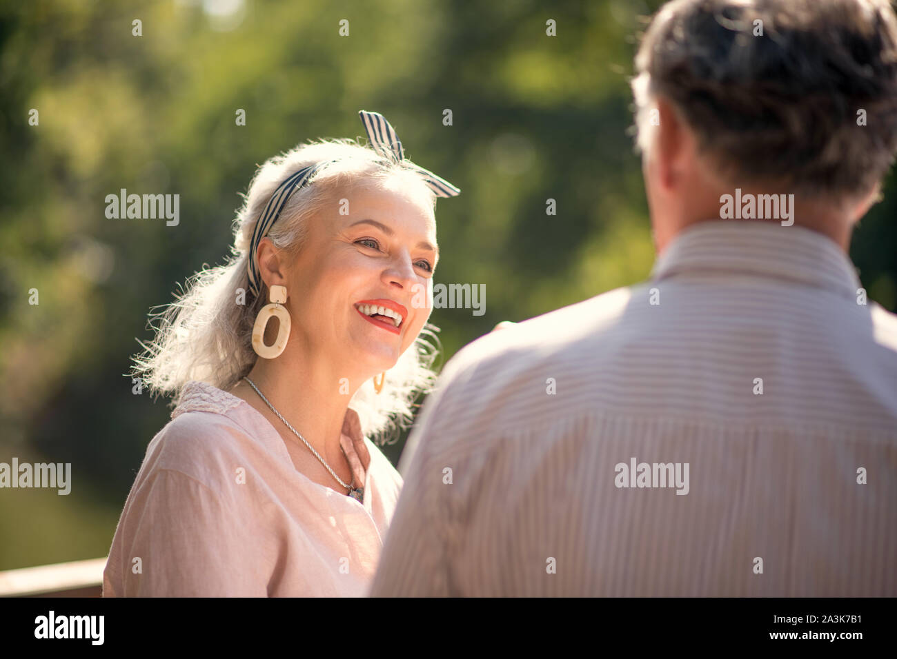 Gut - auf der Suche reife Frau tragende nette Ohrringe bei Mann sucht  Stockfotografie - Alamy