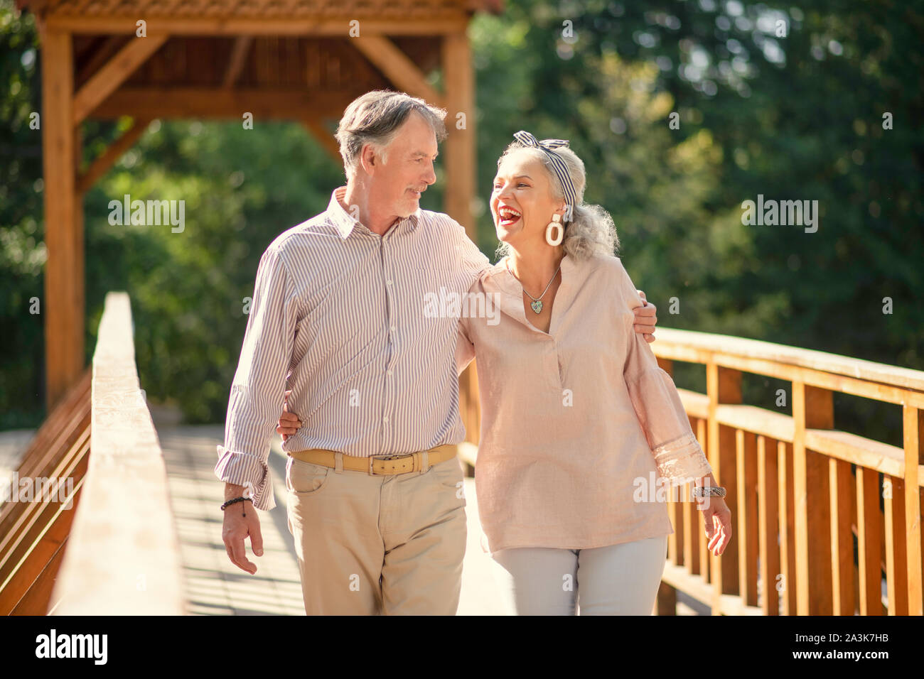 Strahlende Frau lacht beim Gehen mit Ihrem Mann Stockfoto