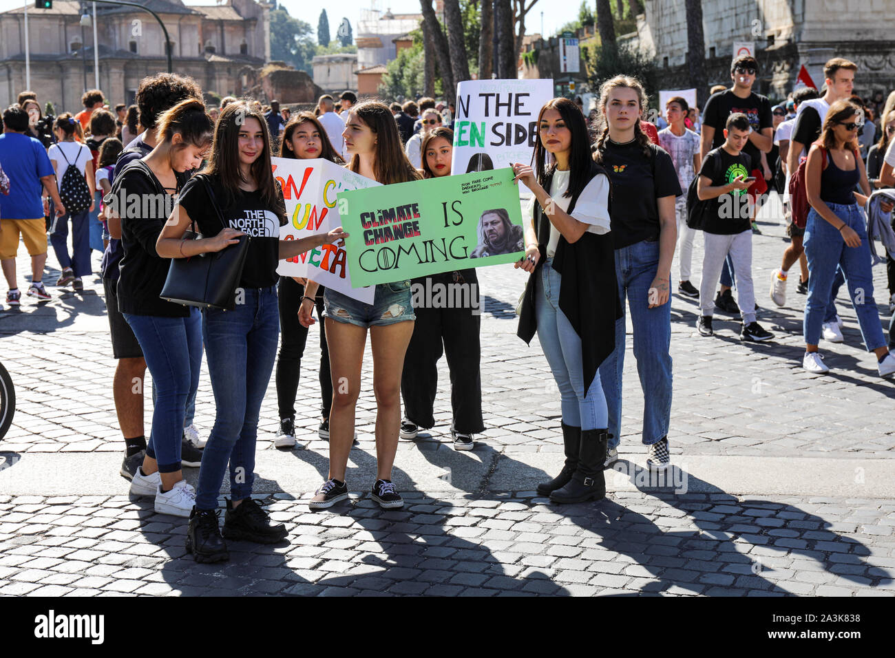 27. Sep 2019. Freitags für Zukunft. Schule Streik für das Klima. Italienische Jugendmädchen Holding eine Plakette in Rom, Italien. Stockfoto