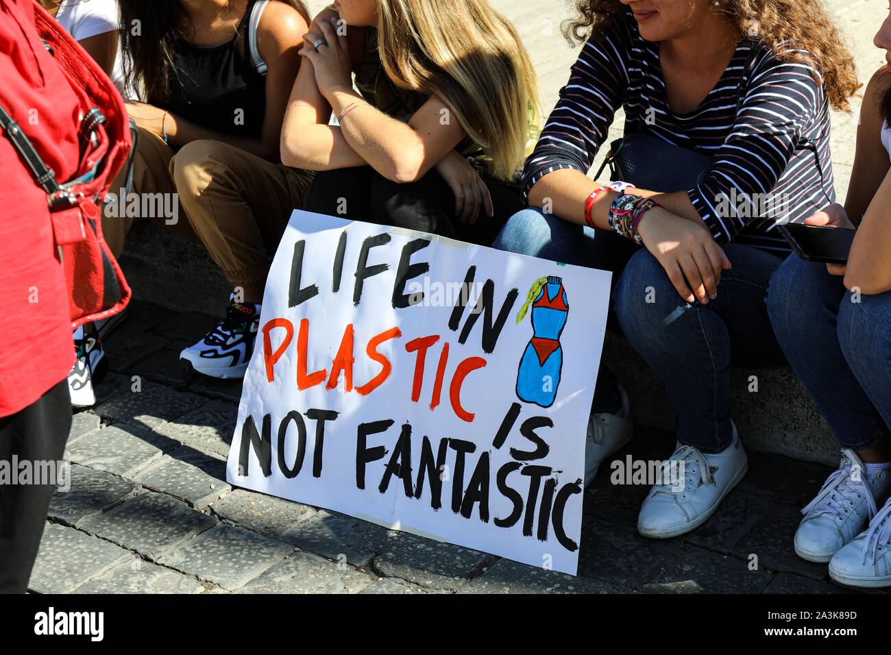 "Leben in Kunststoff nicht fantastisch ist" - Plakat. Freitags für Zukunft. Schule Streik für das Klima. 27. Sep 2019. Rom, Italien. Stockfoto