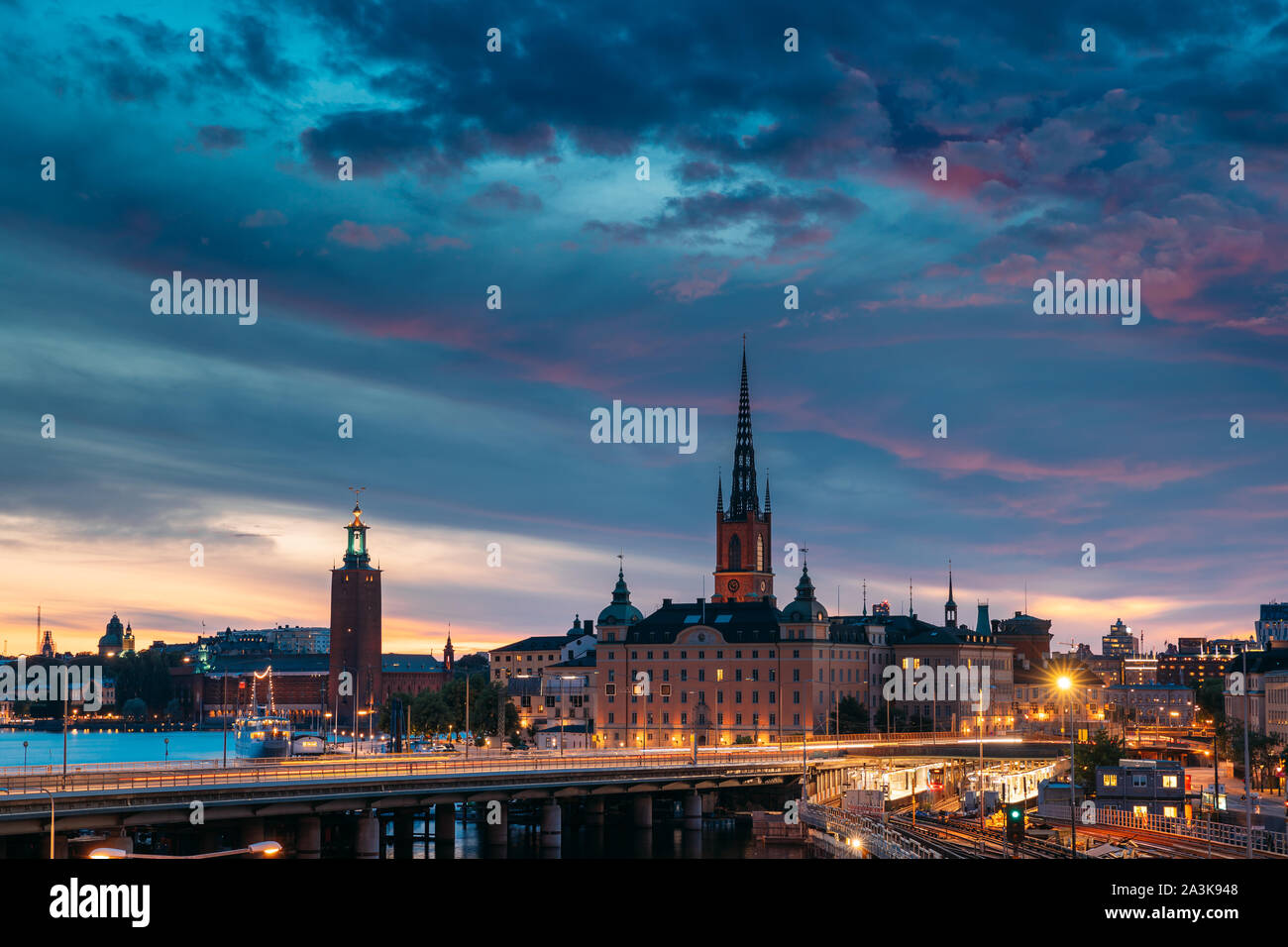 Stockholm, Schweden. Malerischer Blick auf Stockholmer Skyline am Sommerabend Nacht. Berühmte beliebtes Ziel malerischen Ort unter dramatischen Himmel in der Nacht Licht Stockfoto