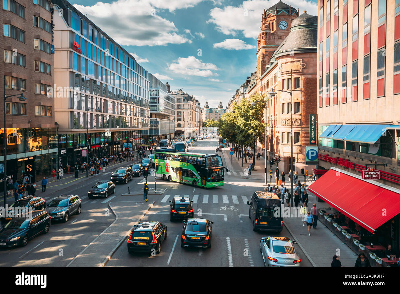 Stockholm, Schweden, 28. Juni 2019: rote Hop on-Hop off-Bus für touristische Sehenswürdigkeiten reiten die Vasagatan Strasse. City Tour Bus. Stockfoto