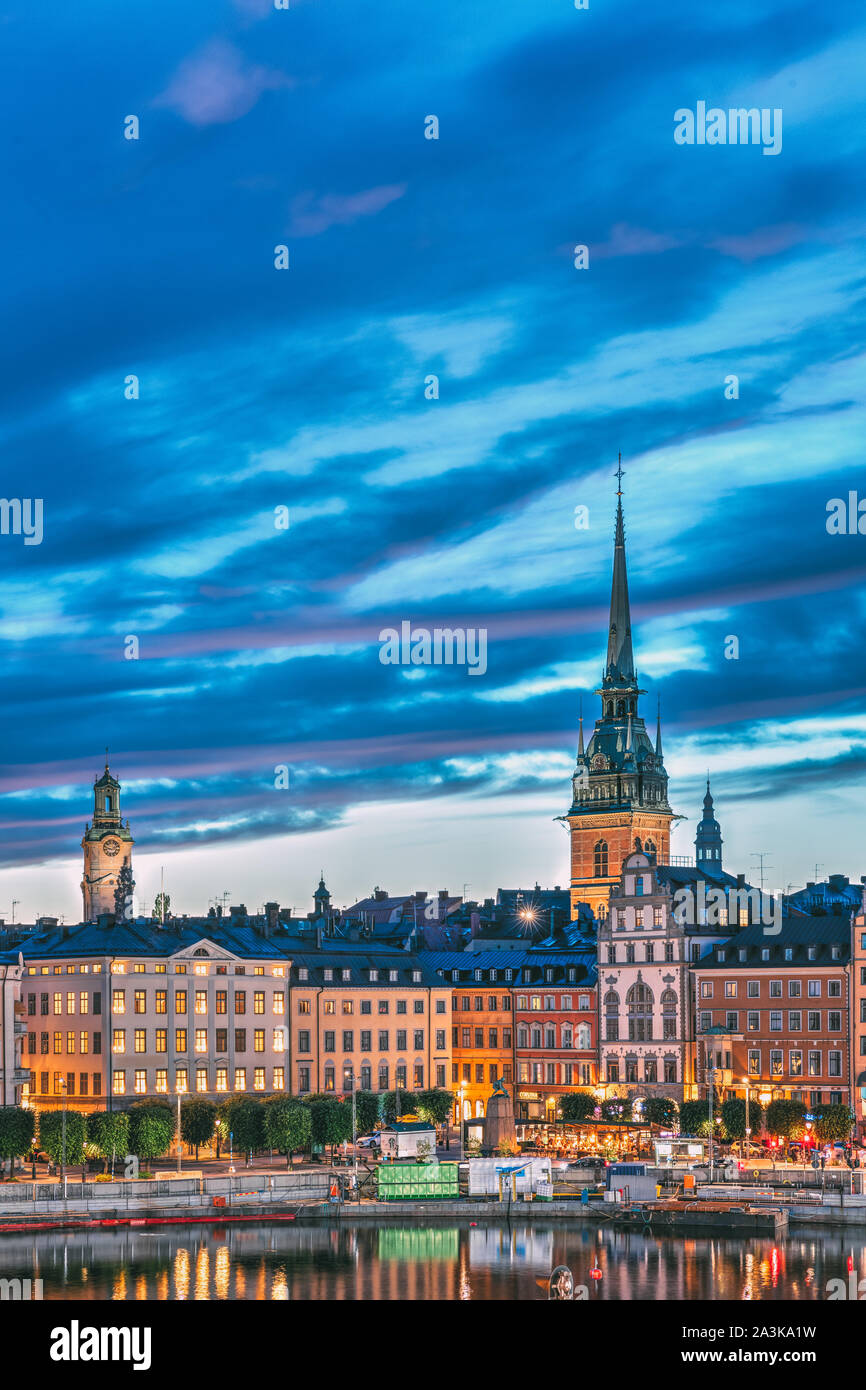 Stockholm, Schweden, 27. Juni 2019: Malerische Aussicht auf die Skyline am Abend Nacht. Turm der Storkyrkan - Die große Kirche oder Kirche des Hl. Nikolaus und Germa Stockfoto