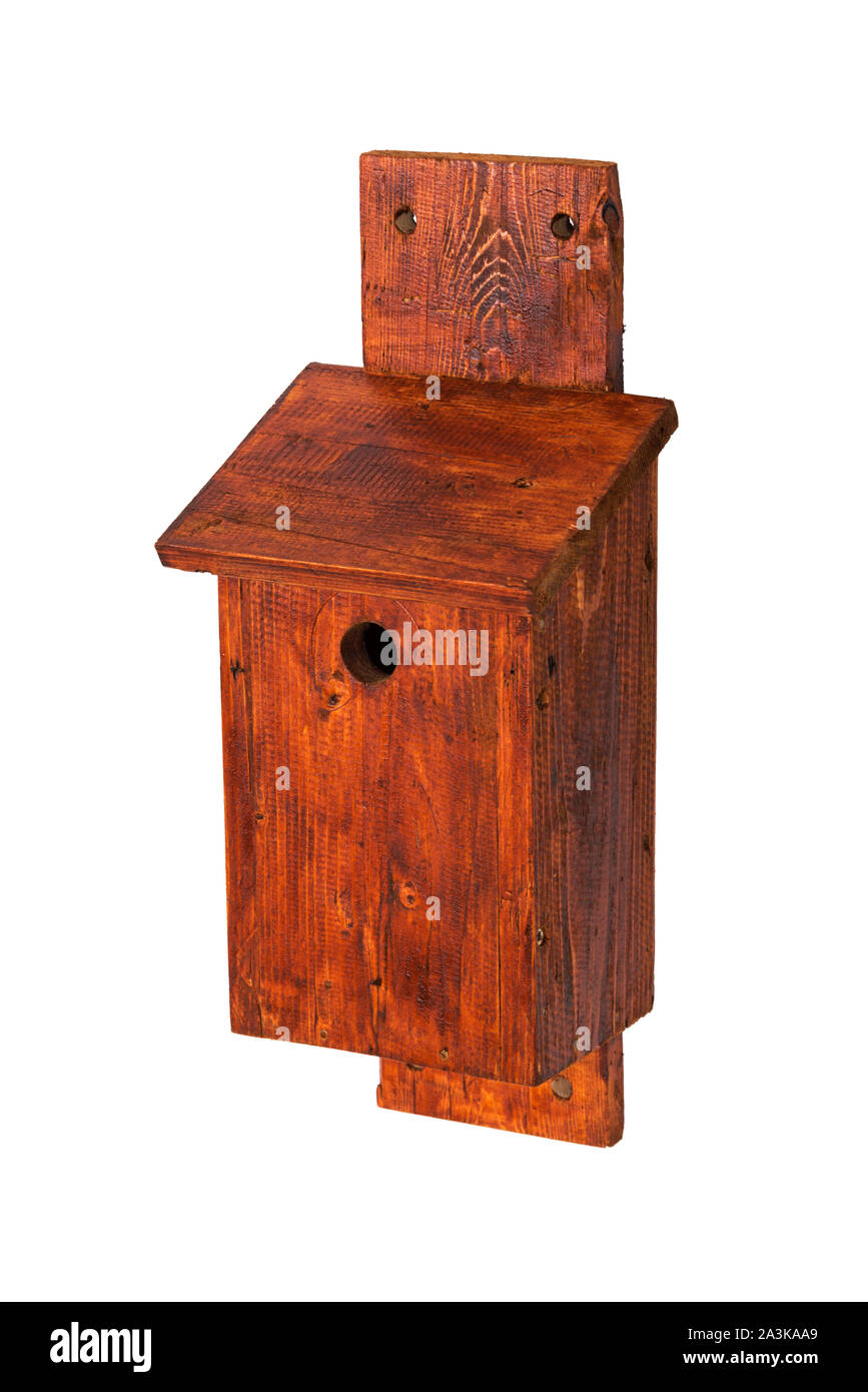 Eine handgefertigte Nistkasten für kleine Vögel auf weißem Hintergrund Seite hohe Ansicht isoliert Stockfoto