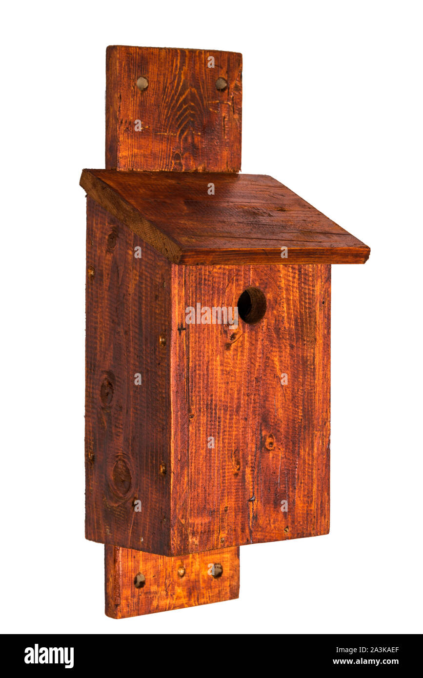 Eine handgefertigte Nistkasten für kleine Vögel auf weißem Hintergrund Seitenansicht isoliert Stockfoto