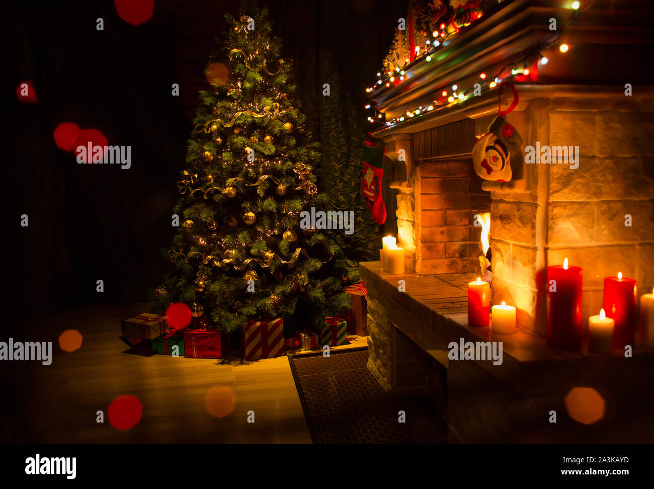 Weihnachten eingerichtetes Wohnzimmer mit Kamin und Xmas Tree Stockfoto