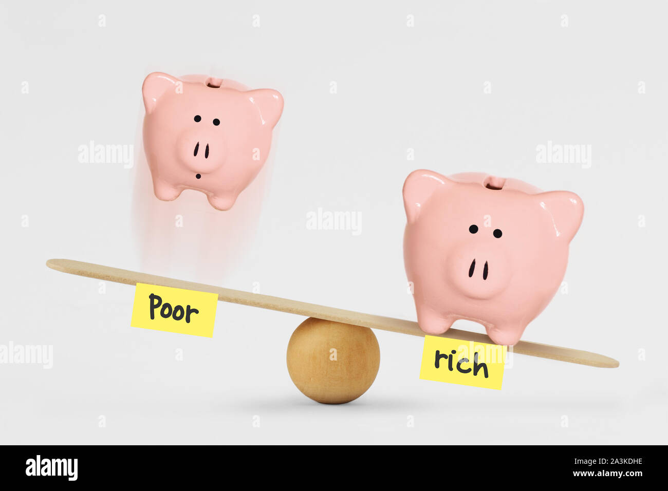Oor und reiche Sparschwein auf Balance Scale-Konzept der sozialen Ungleichheit zwischen Reichen und Armen Stockfoto