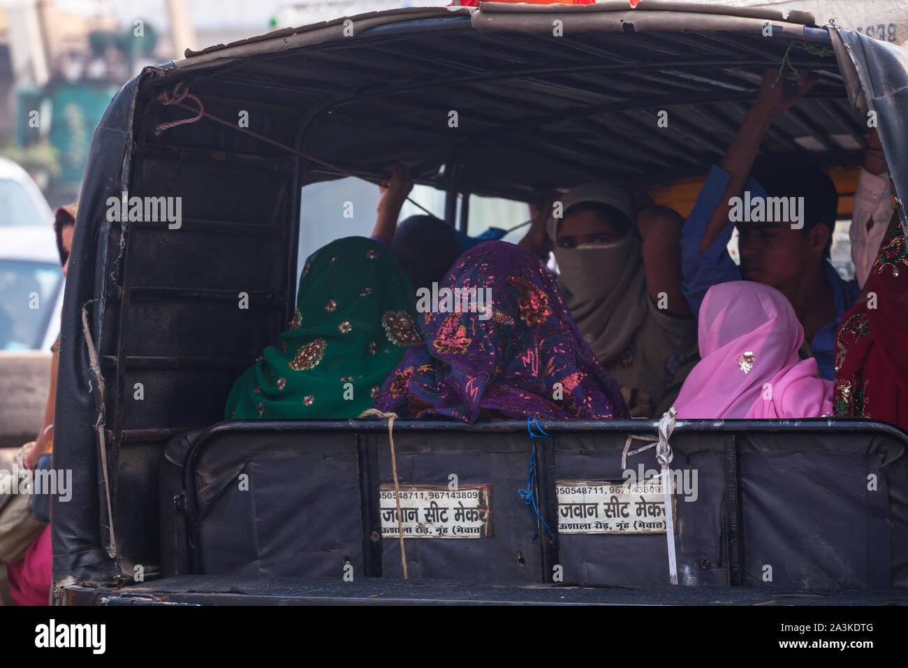 Die Menschen in Indien gehen durch den Transport Stockfoto