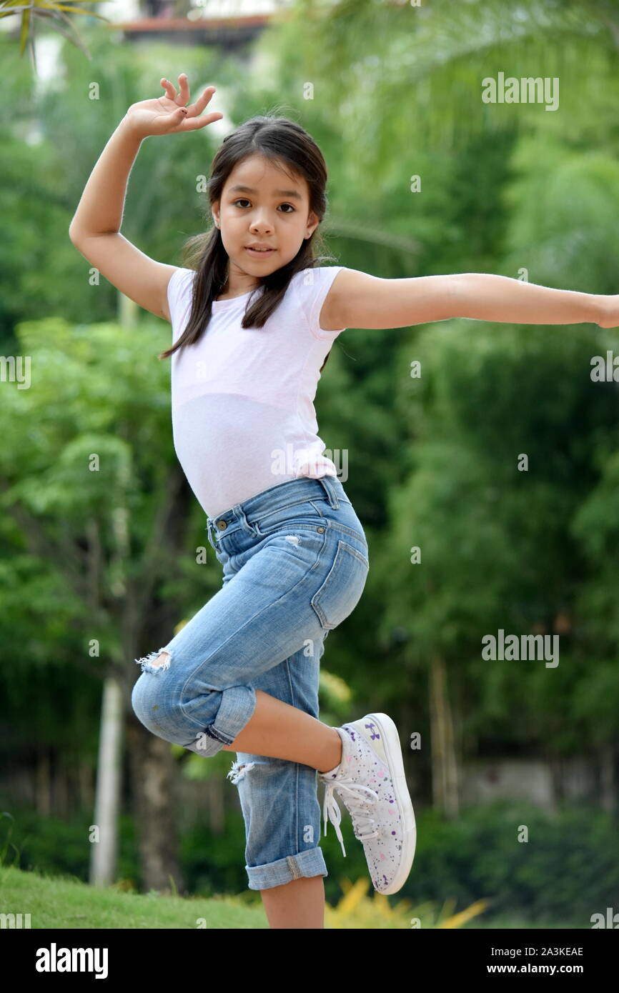 Schöne asiatische Mädchen tanzen Stehend Stockfoto
