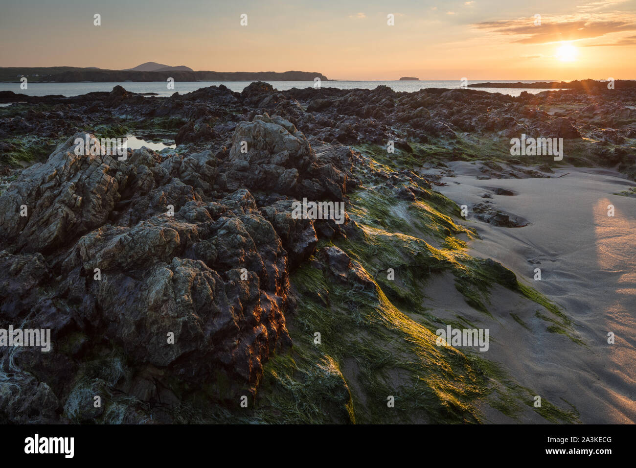 Felsen auf fünf Finger Strand bei Sonnenuntergang, Trawbreaga Bay und Dunaff Kopf von Soldaten Hill, Halbinsel Inishowen, Co Donegal, Irland Stockfoto
