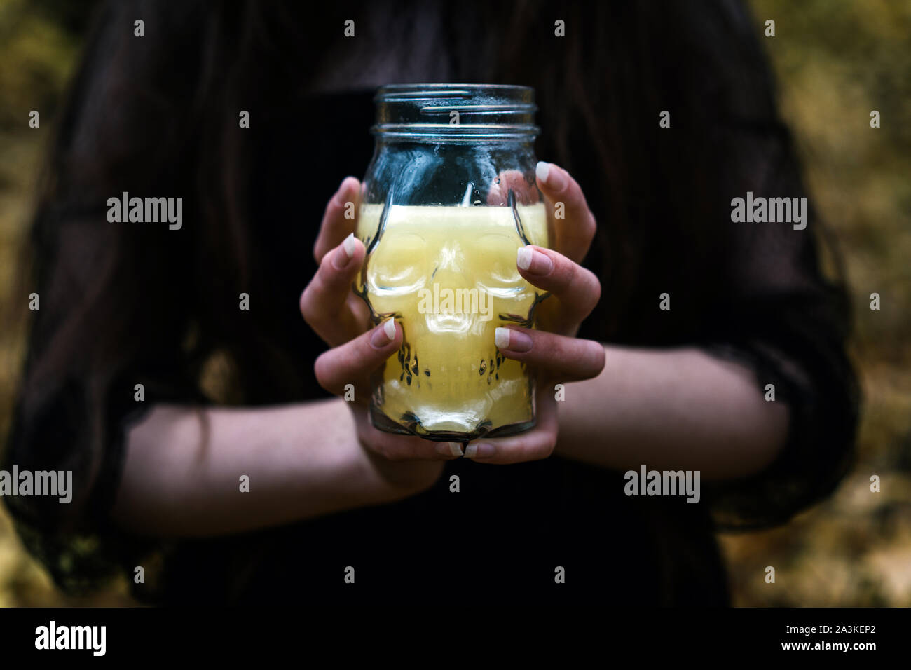 Kreative Halloween Tag Zusammensetzung. Urlaub Feier gelbe Kerze Stockfoto