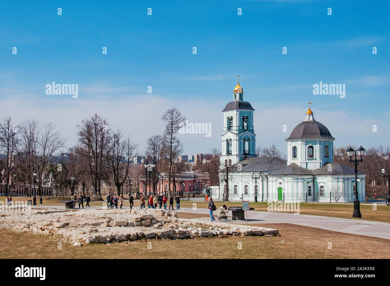 Kirche von Tsarisno Palace, vor uns liegenden ist ein Teil der Mißbilligung palace Ruine von Katharina der Großen, Moskau, Russland. Stockfoto