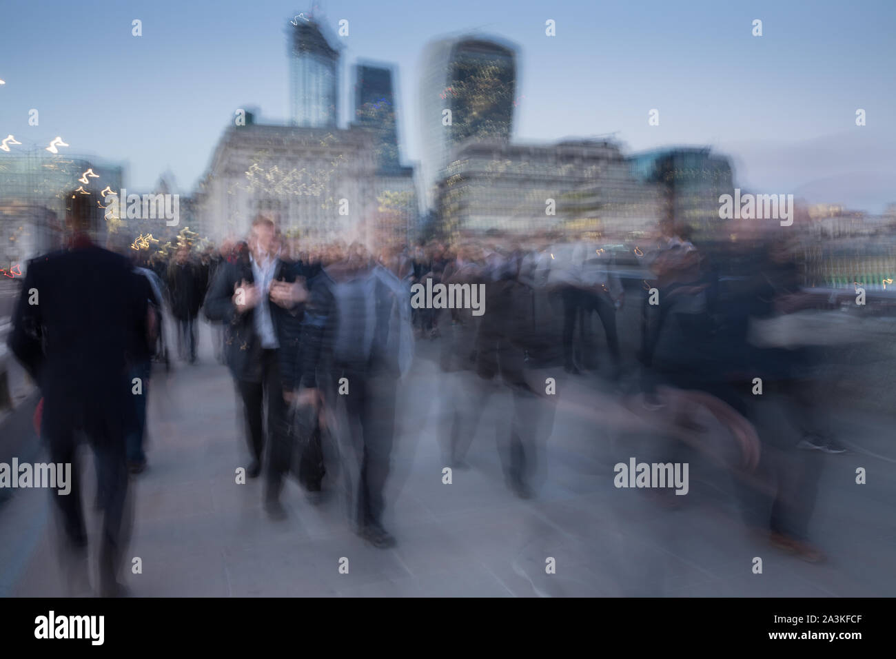 Pendler auf die London Bridge in der Dämmerung, London, England, Großbritannien Stockfoto
