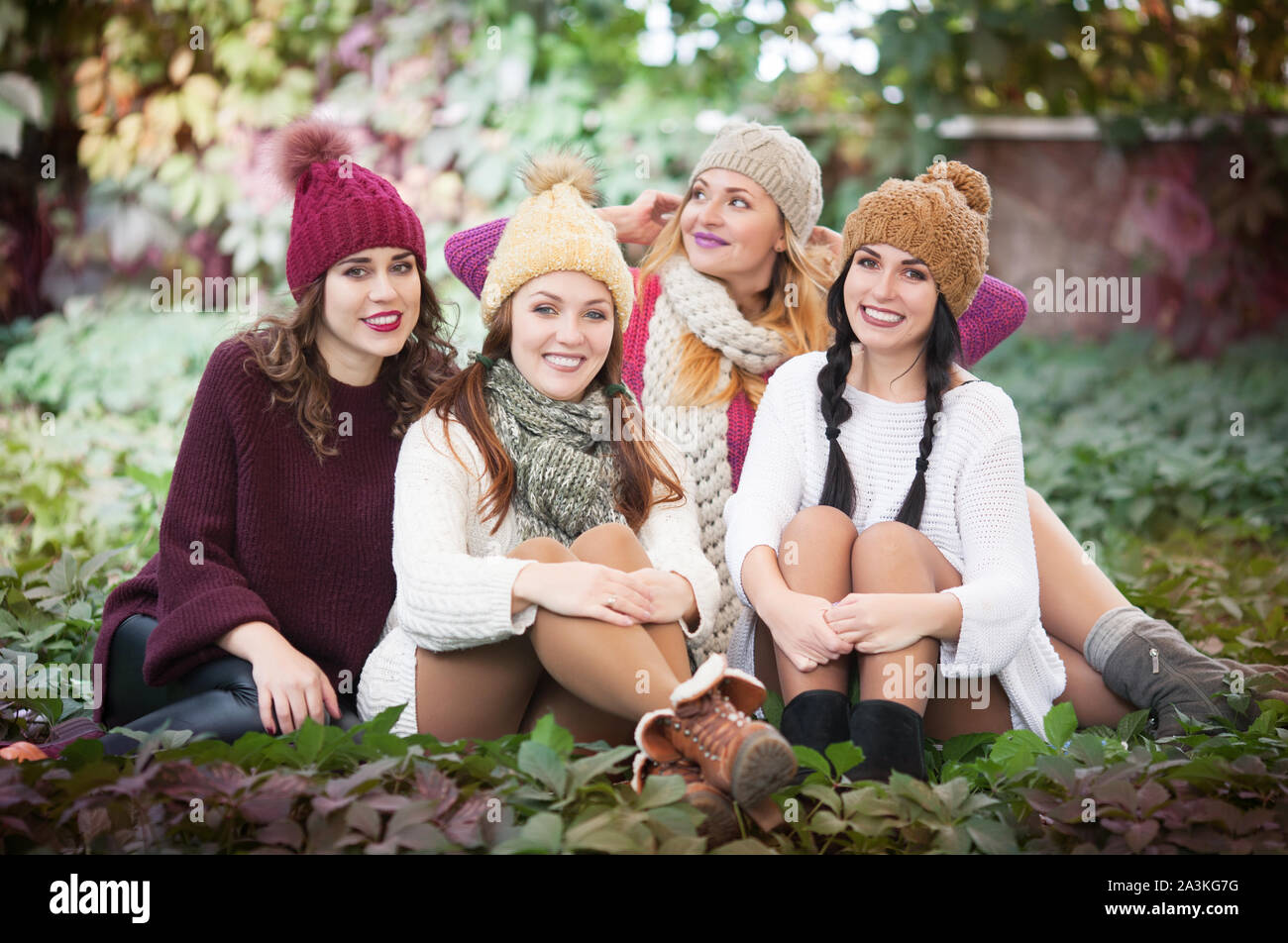 Portrait von besten Freunden im Herbst Kleidung auf einem Spaziergang im Park im Herbst. Stockfoto