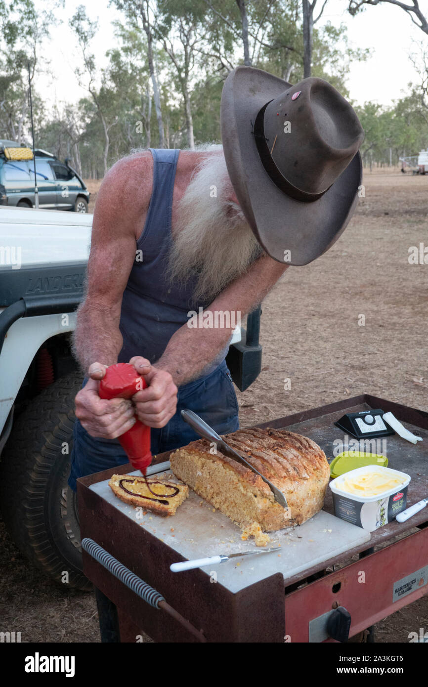Bushman gießen Treacle über frisch gebackene Dämpfer oder Australische Brot, Mareeba, Queensland, Queensland, Australien Stockfoto