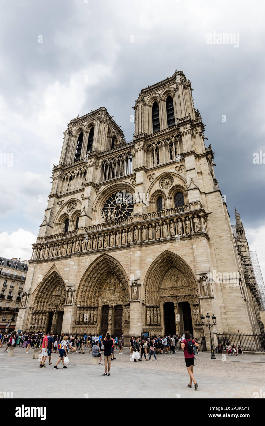 Die Fassade der Kirche Notre-Dame-de-Paris die Kathedrale Stockfoto
