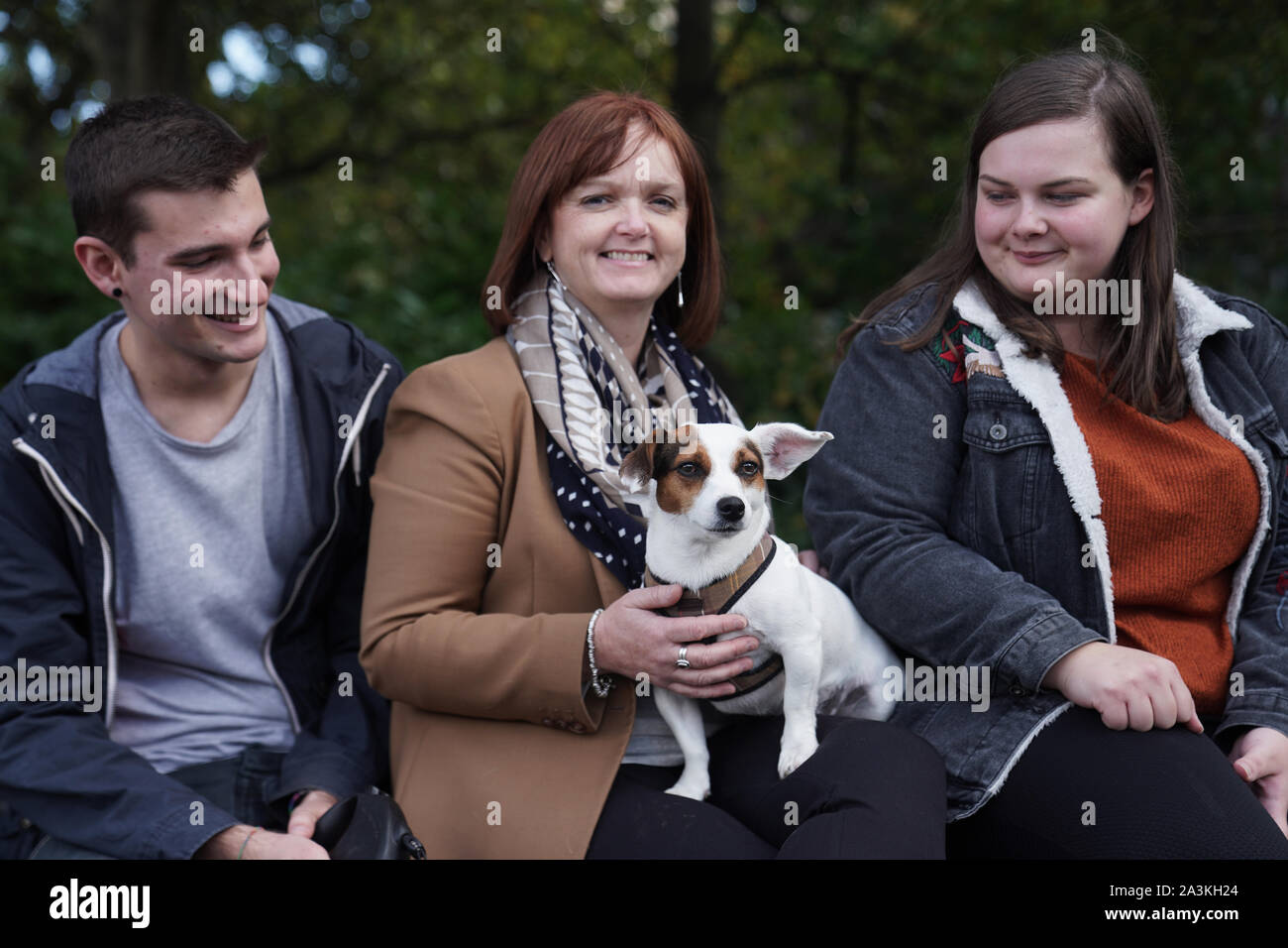 Auf 0001 Donnerstag, Oktober 10 Studenten Paige Ein (rechts) und James Woods mit Sally Ingram und Bessie, einem drei Jahre alten Jack Russell, der verbindet den Kampf Studenten an der Universität Newcastle mit ihre psychische Gesundheit zu helfen, ist ein Embargo verhängt. Bessie, die Sally Ingram, Direktor der Universität Student Gesundheit und Wohlbefinden gehört, ist für Studierende zum Ausleihen und für einen Spaziergang rund um den lokalen Parks. Stockfoto