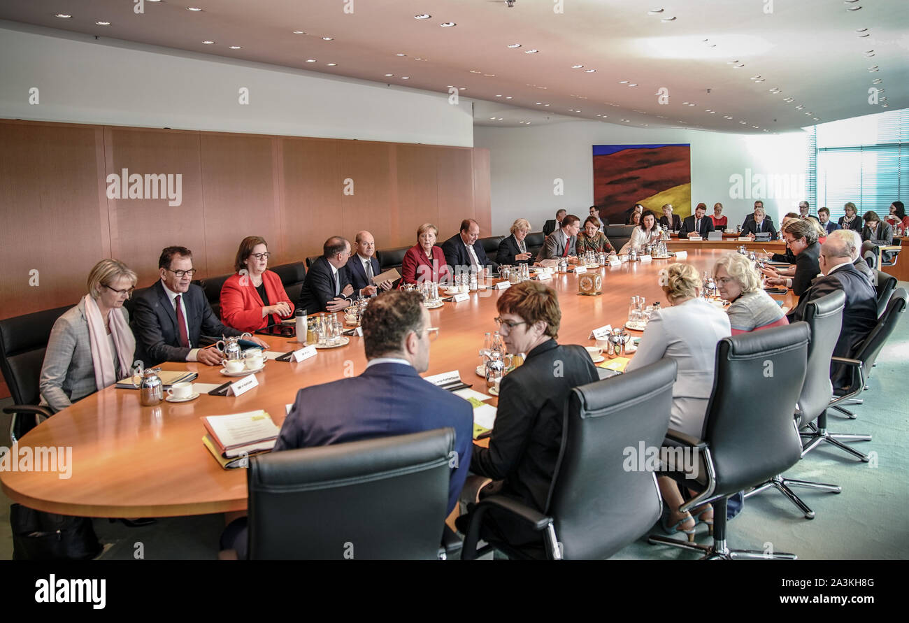 Berlin, Deutschland. 09 Okt, 2019. Bundeskanzlerin Angela Merkel (CDU) eröffnet die Sitzung des Bundeskabinetts im Kanzleramt. Quelle: Michael Kappeler/dpa/Alamy leben Nachrichten Stockfoto