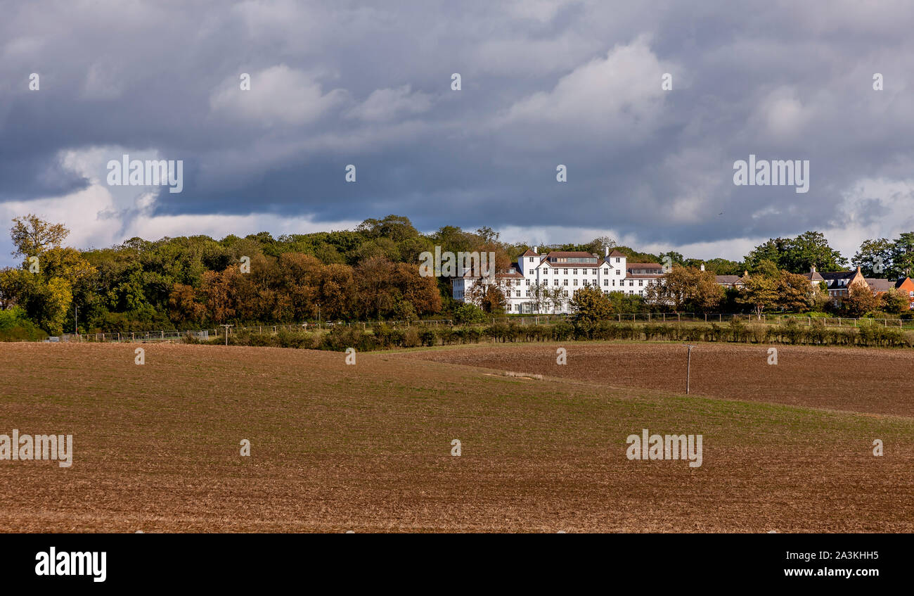 Blick über das Tal von Sandy Lane zum Whitehouse, 69 Berrywood Dr, Upton, Northampton. Stockfoto