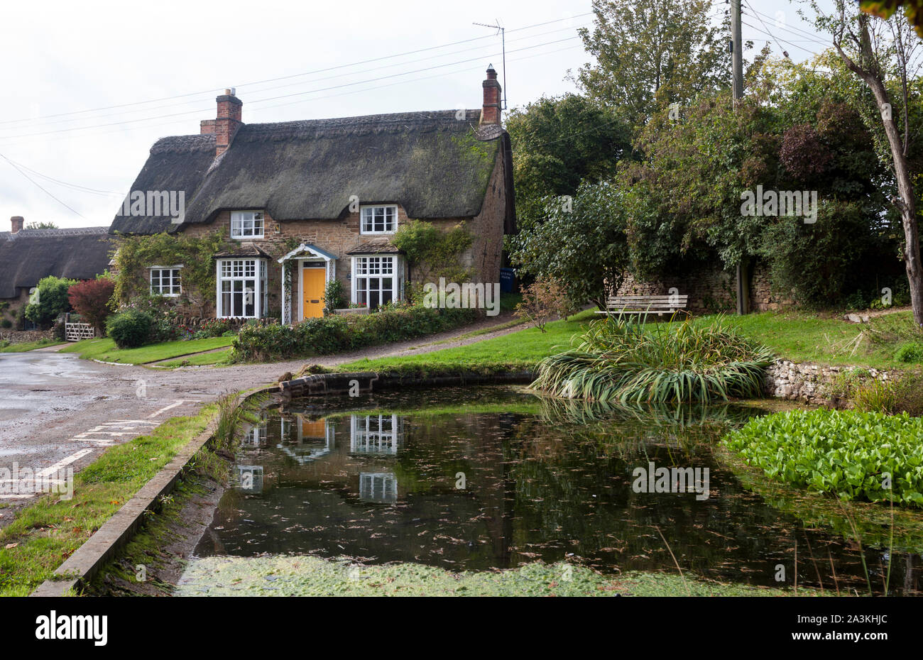 Reetdachhaus und Ententeich, Sibford Gower, Oxfordshire, England, Großbritannien Stockfoto