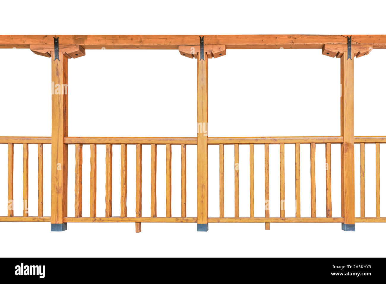 Geländer und Spalten mit einem Balkon aus Holz auf weißem Hintergrund Stockfoto