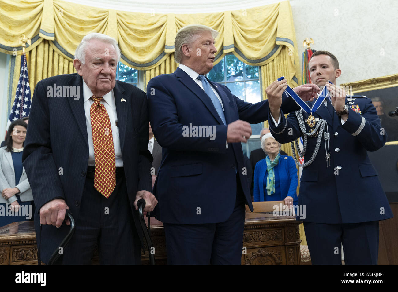 Washington, District of Columbia, USA. 8. Oktober, 2019. Präsidenten der Vereinigten Staaten Donald J. Trumpf präsentiert die Presidential Medal of Freedom, das dem ehemaligen US-Justizminister Edwin Meese im Weißen Haus in Washington, DC, 8. Oktober 2019. Meese diente von 1985 bis 1988 unter US-Präsident Ronald Reagan. Quelle: Chris Kleponis/Pool über CNP Credit: Chris Kleponis/CNP/ZUMA Draht/Alamy leben Nachrichten Stockfoto