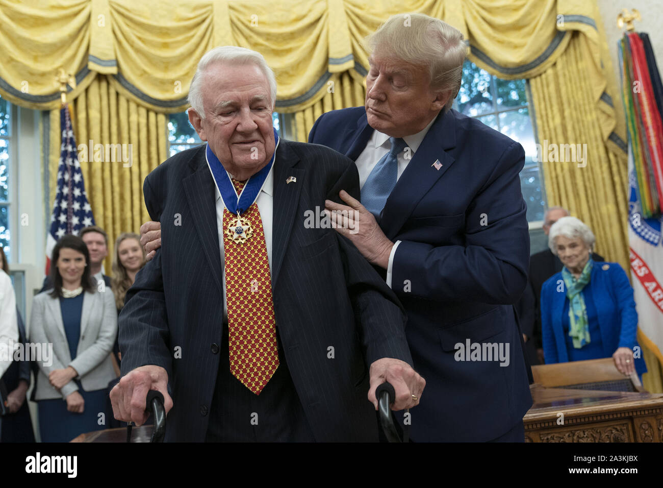 Washington, District of Columbia, USA. 8. Oktober, 2019. Präsidenten der Vereinigten Staaten Donald J. Trumpf präsentiert die Presidential Medal of Freedom, das dem ehemaligen US-Justizminister Edwin Meese im Weißen Haus in Washington, DC, 8. Oktober 2019. Meese diente von 1985 bis 1988 unter US-Präsident Ronald Reagan. Quelle: Chris Kleponis/Pool über CNP Credit: Chris Kleponis/CNP/ZUMA Draht/Alamy leben Nachrichten Stockfoto