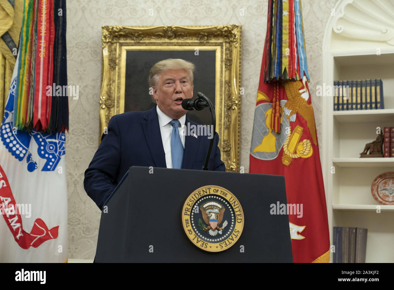 Oktober 8, 2019, Washington, District of Columbia, USA: United States President Donald J. Trumpf macht Erläuterungen während der Zeremonie der Präsentation der Presidential Medal of Freedom, das dem ehemaligen US-Justizminister Edwin Meese im Weißen Haus in Washington, DC, 8. Oktober 2019. Meese diente von 1985 bis 1988 unter US-Präsident Ronald Reagan. Quelle: Chris Kleponis/Pool über CNP (Credit Bild: © Chris Kleponis/CNP über ZUMA Draht) Stockfoto