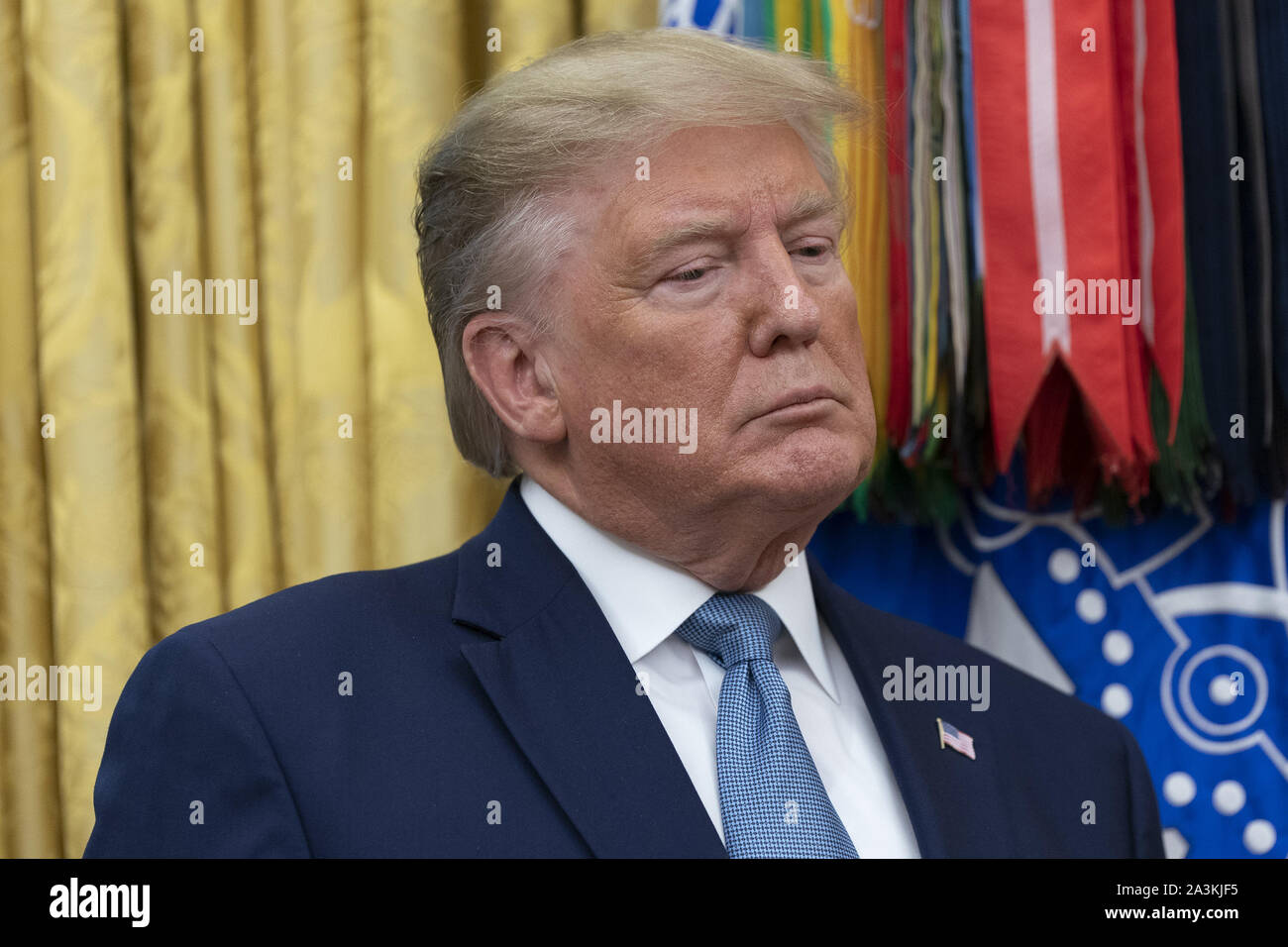 Oktober 8, 2019, Washington, District of Columbia, USA: United States President Donald J. Trumpf hört während der Zeremonie der Präsentation der Presidential Medal of Freedom, das dem ehemaligen US-Justizminister Edwin Meese im Weißen Haus in Washington, DC, 8. Oktober 2019. Meese diente von 1985 bis 1988 unter US-Präsident Ronald Reagan. Quelle: Chris Kleponis/Pool über CNP (Credit Bild: © Chris Kleponis/CNP über ZUMA Draht) Stockfoto