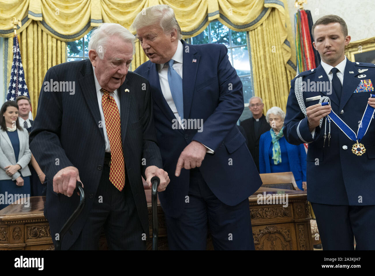 Washington, District of Columbia, USA. 8. Oktober, 2019. Präsidenten der Vereinigten Staaten Donald J. Trumpf präsentiert die Presidential Medal of Freedom, das dem ehemaligen US-Justizminister Edwin Meese im Weißen Haus in Washington, DC, 8. Oktober 2019. Meese diente von 1985 bis 1988 unter US-Präsident Ronald Reagan. Quelle: Chris Kleponis/Pool über CNP Credit: Chris Kleponis/CNP/ZUMA Draht/Alamy leben Nachrichten Stockfoto