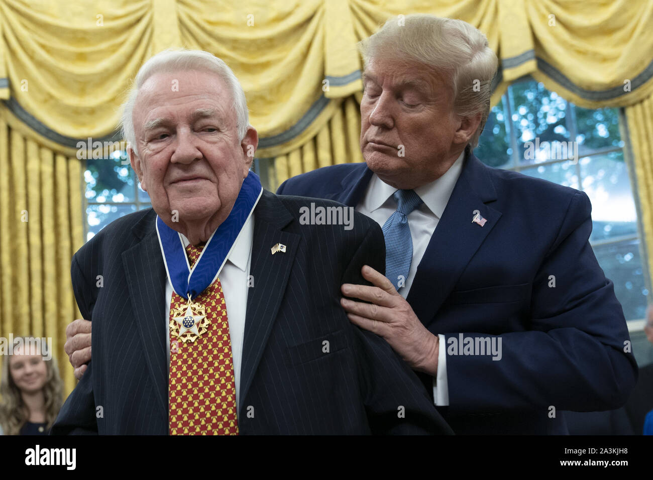 Washington, District of Columbia, USA. 8. Oktober, 2019. Präsidenten der Vereinigten Staaten Donald J. Trumpf präsentiert die Presidential Medal of Freedom, das dem ehemaligen US-Justizminister Edwin Meese im Weißen Haus in Washington, DC, 8. Oktober 2019. Meese diente von 1985 bis 1988 unter US-Präsident Ronald Reagan. Quelle: Chris Kleponis/Pool über CNP Credit: Chris Kleponis/CNP/ZUMA Draht/Alamy leben Nachrichten Stockfoto