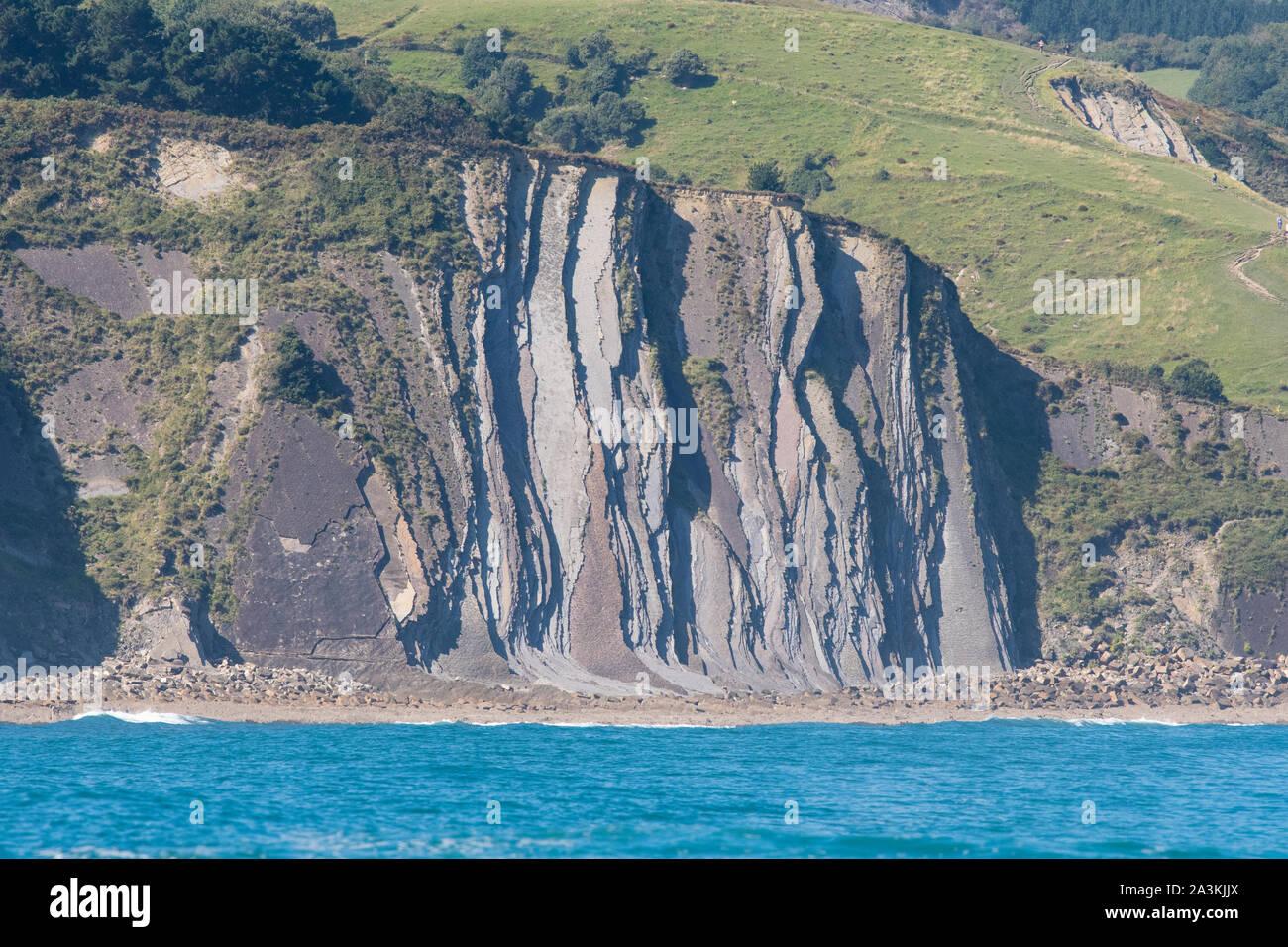 Flysch Klippen in La Ravoire, Teil der Baskischen Küste UNESCO-Geopark im Baskenland in Nordspanien Stockfoto